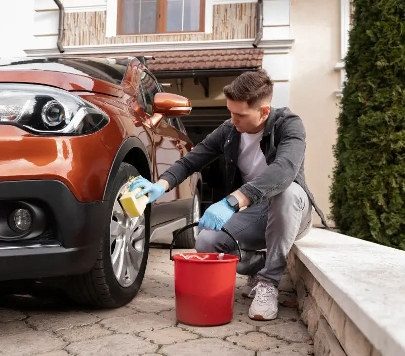 Lavage auto à domicile Lessac : professionnel intervenant sur un véhicule